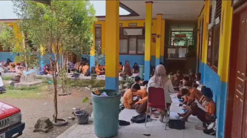 Featured image of post Miris, Kecewa Tak Lulus PPPK, Penjaga Sekolah di Padang Pariaman Gembok Ruang Kelas